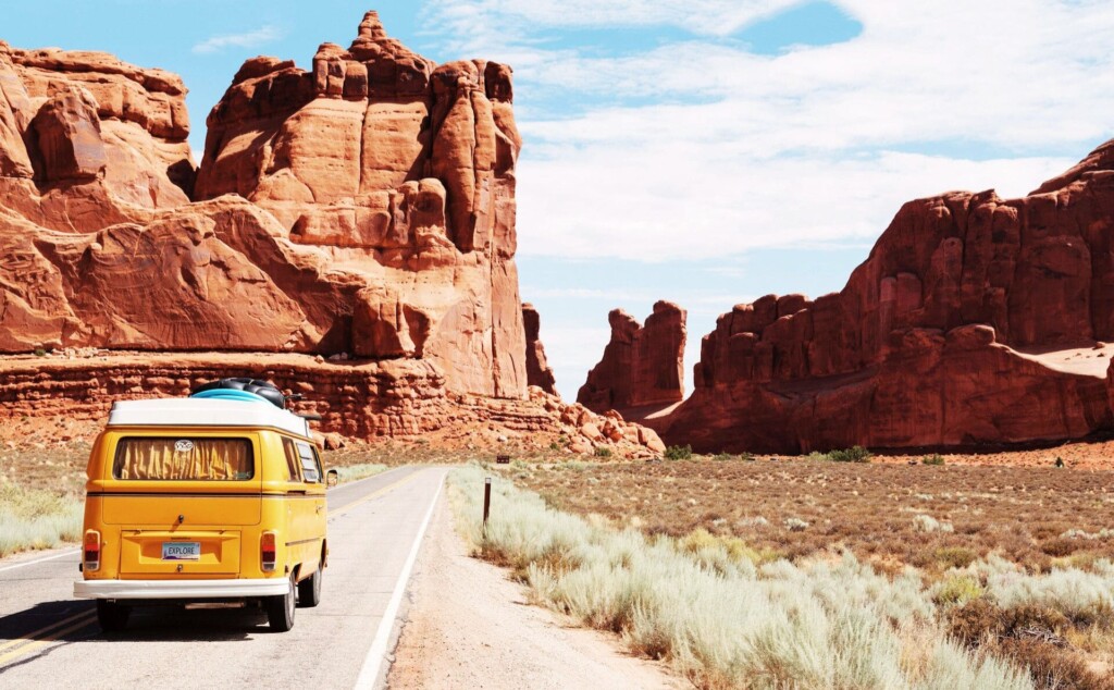 海外の自然の中を旅する車