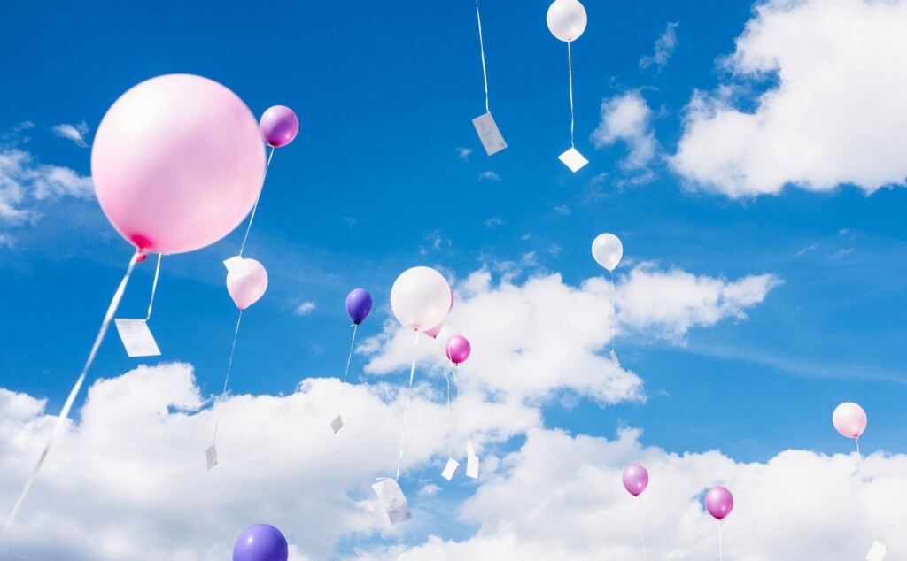 空を飛んでいるカラフルな風船