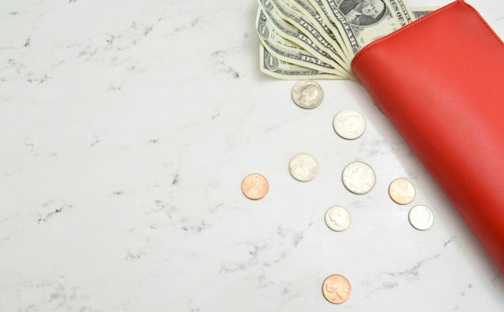 現金が入った赤色の財布