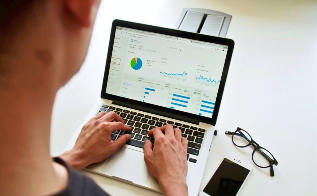 パソコンの画面に映っているグラフ