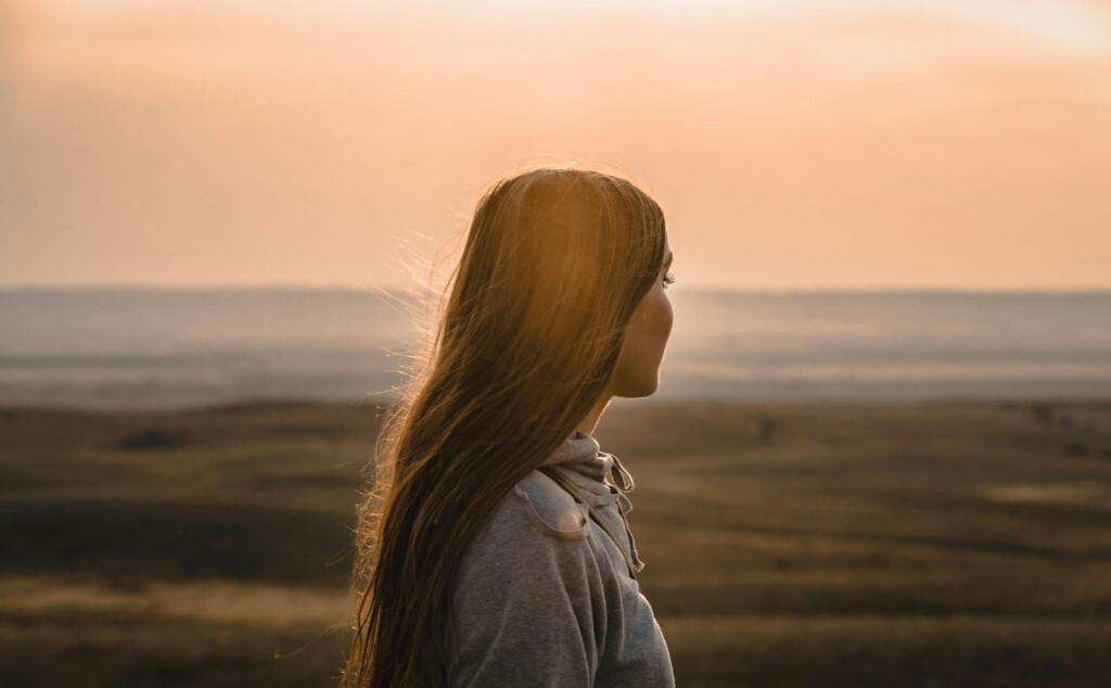 海を見ている女性
