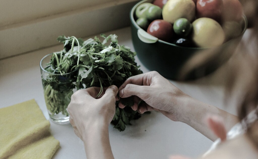 元気がない野菜を触っている女性