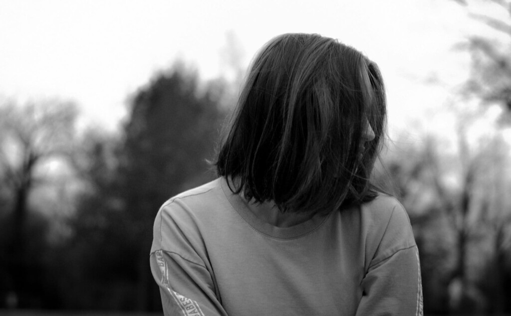 横を見て俯いている女性