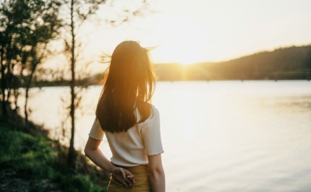 湖の先を見つめている女性