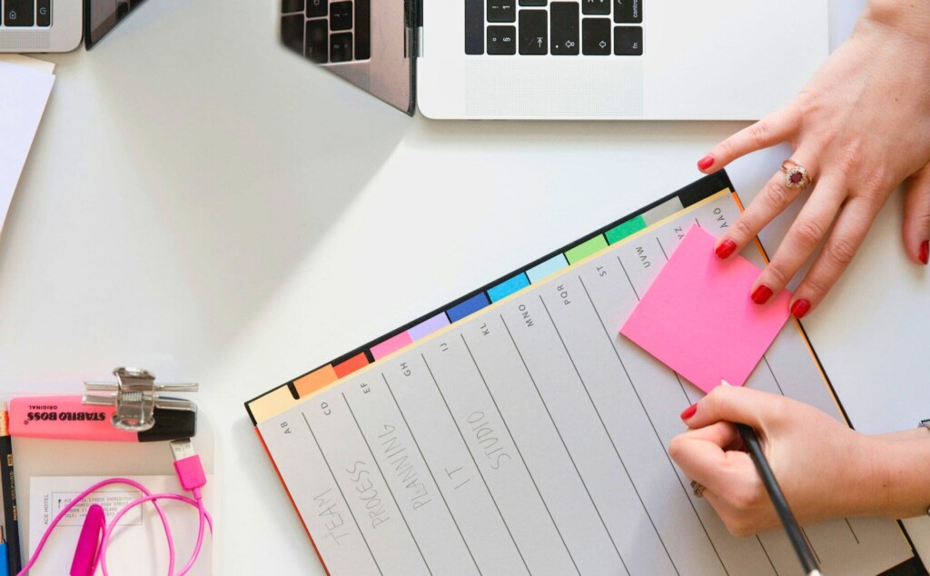 パソコンと手帳に向かっている女性