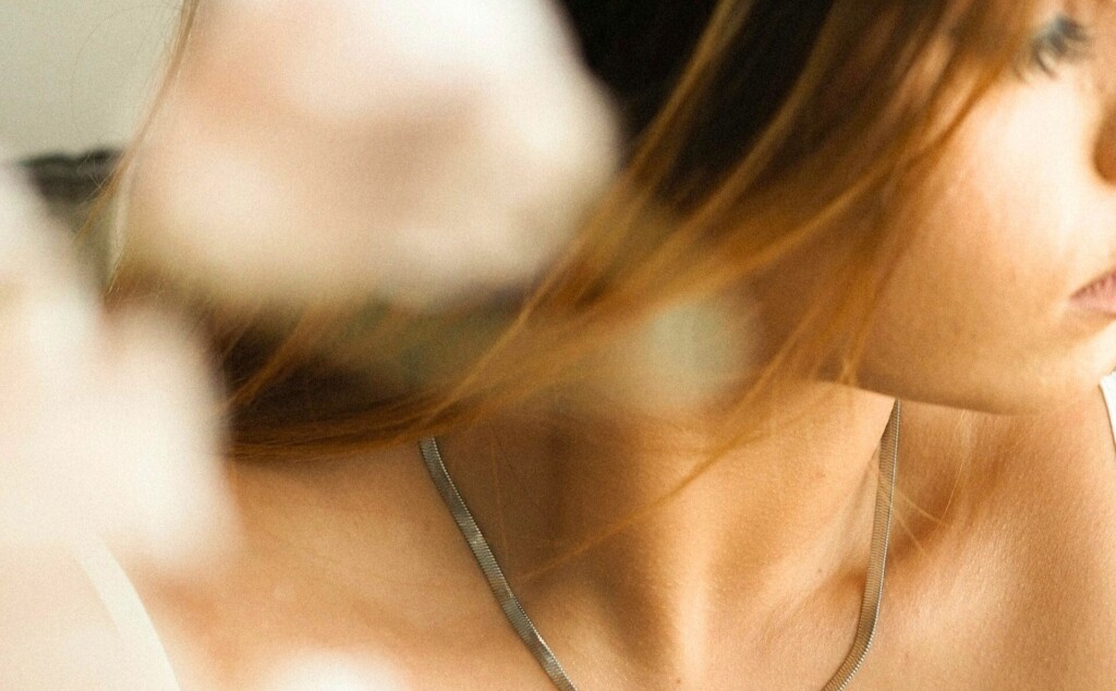 目を伏せている女性