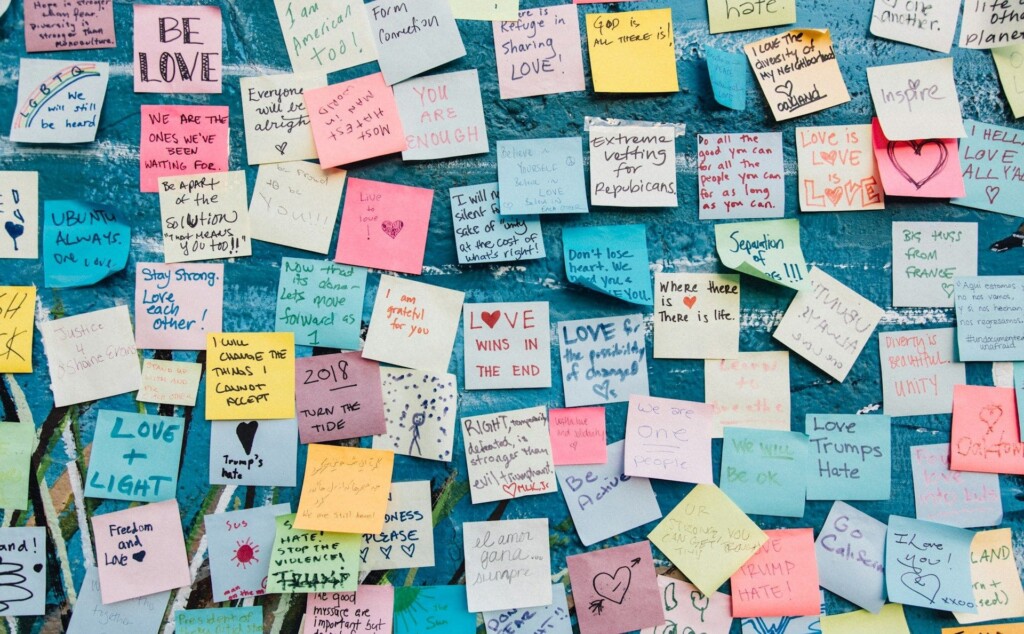 壁一面に貼られたメモ