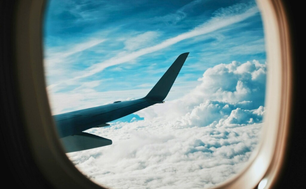 飛行機の窓から見える空