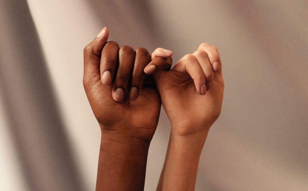 指切りをしている二人