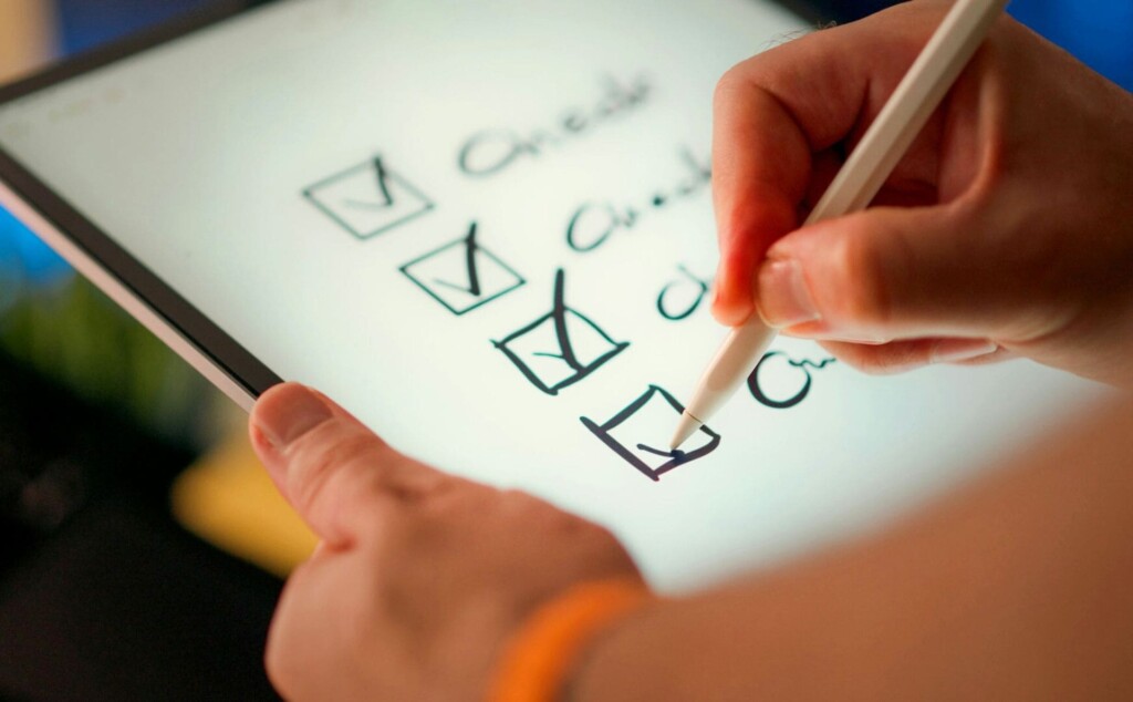 チェックリストを書いている人