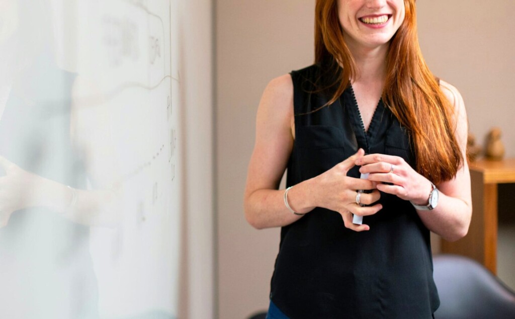 笑っている女性