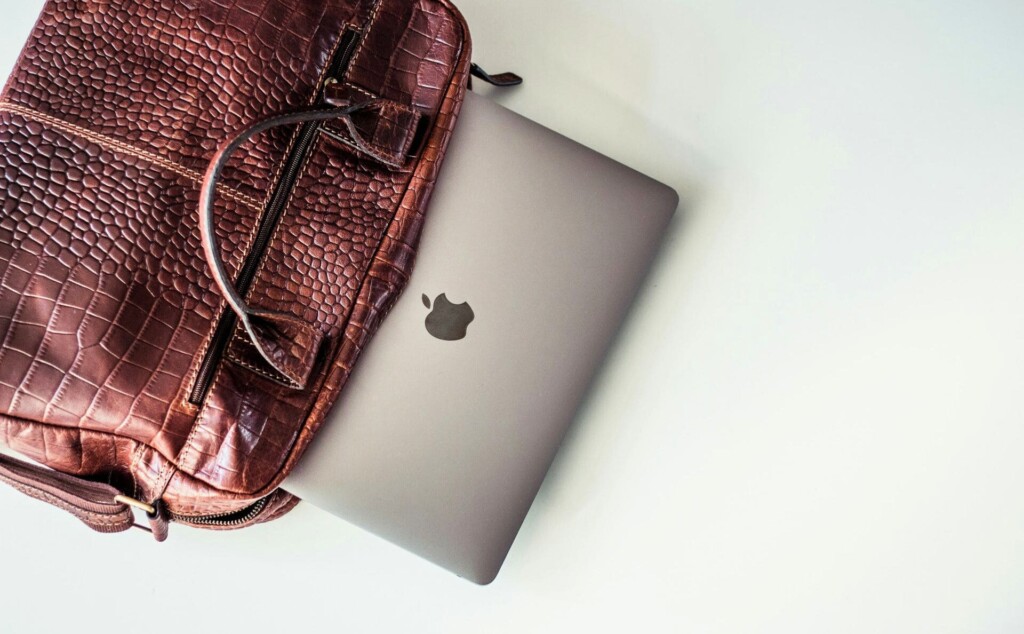 鞄から出ているパソコン