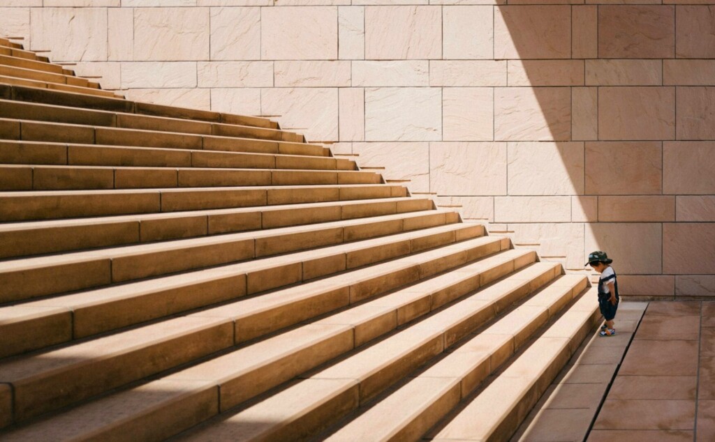 階段を登ろうとしている子供