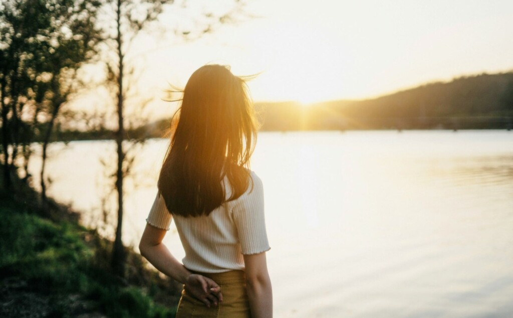 日差しに照らされている女性