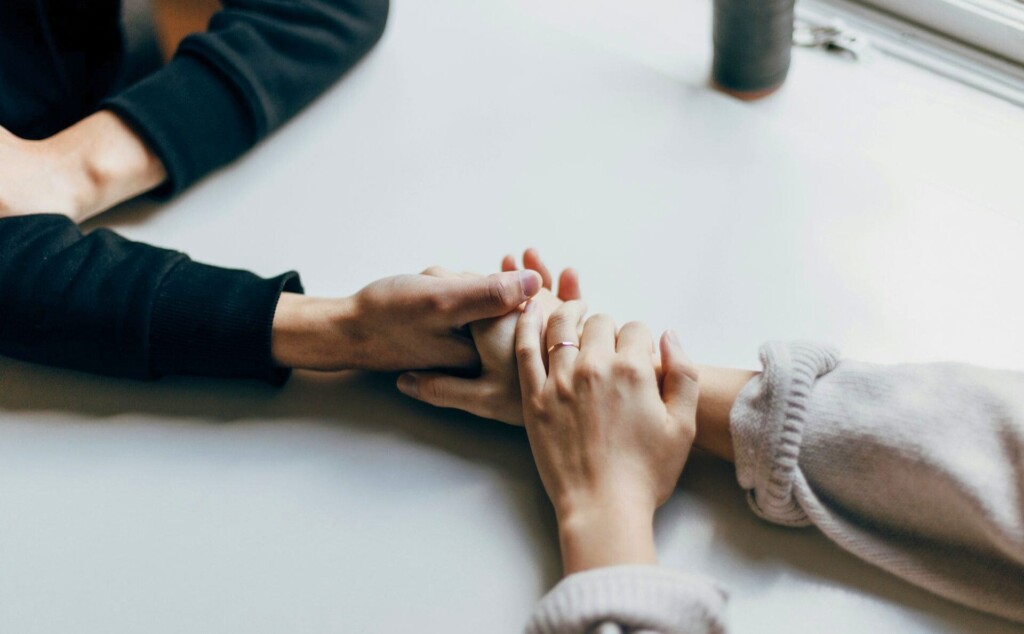 手を握り合っている2人