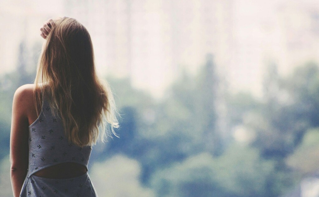 上を見上げている女性