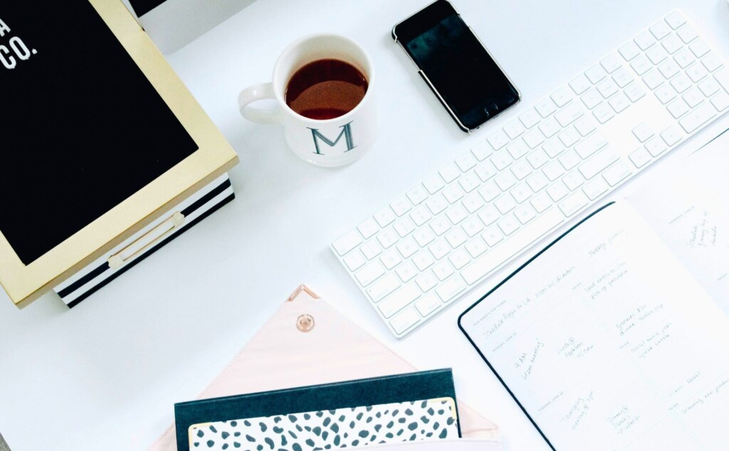 机の上に置かれたノートや携帯