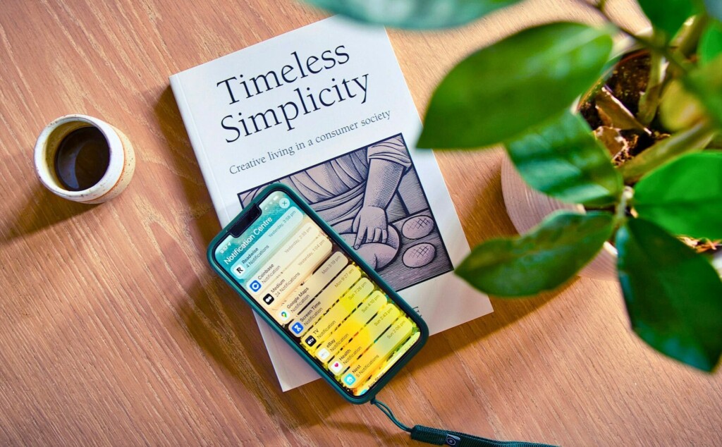 通知が届いているスマートフォン