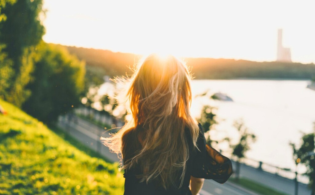 川の先を見つめている女性