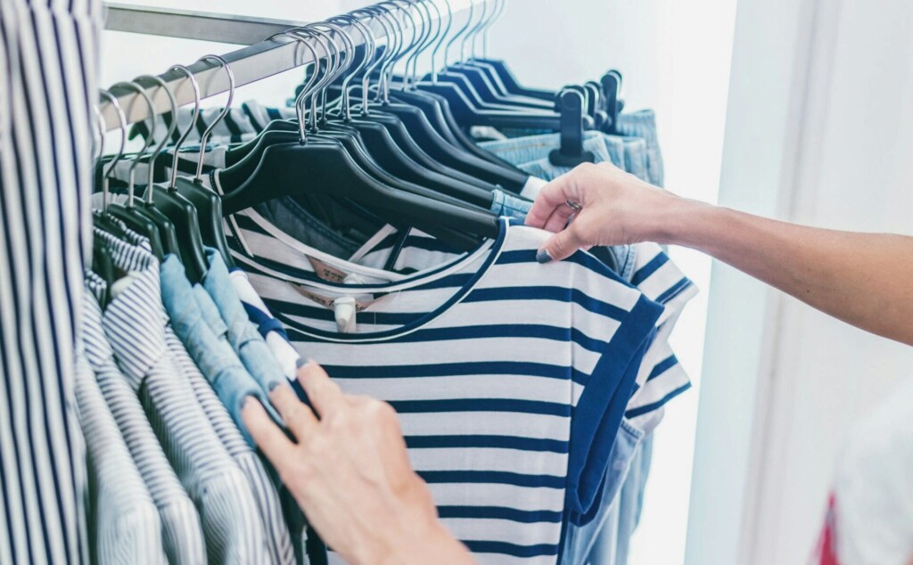 洋服の整理整頓をしている女性