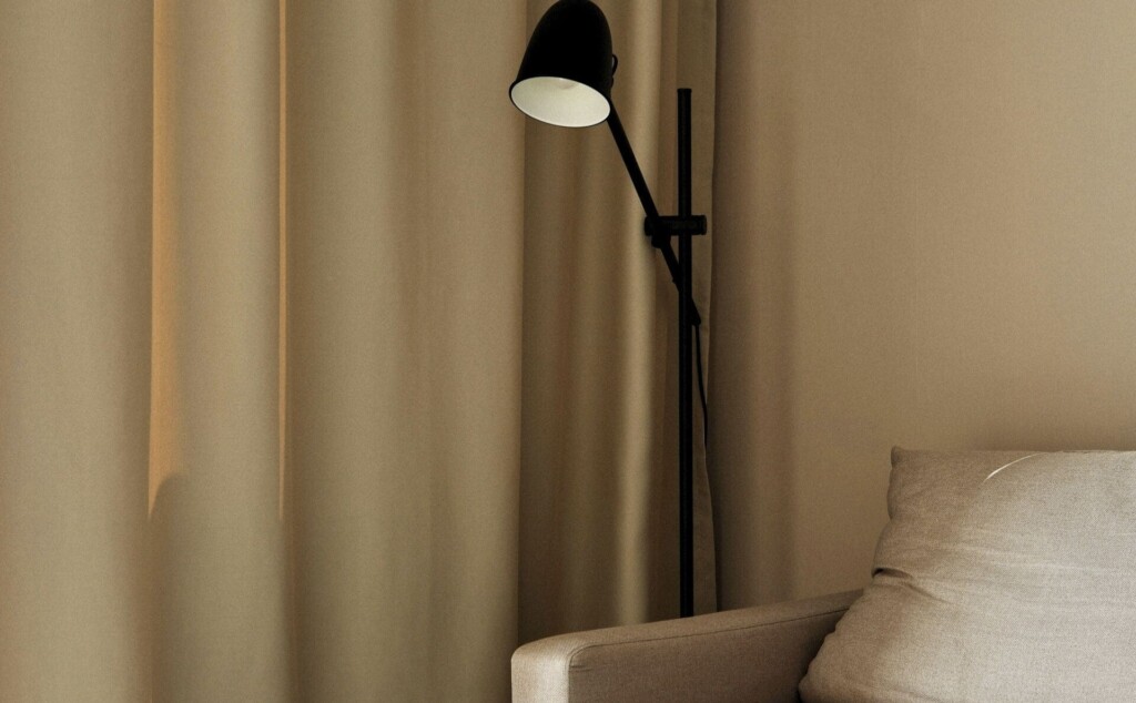 ソファサイドに置かれている照明