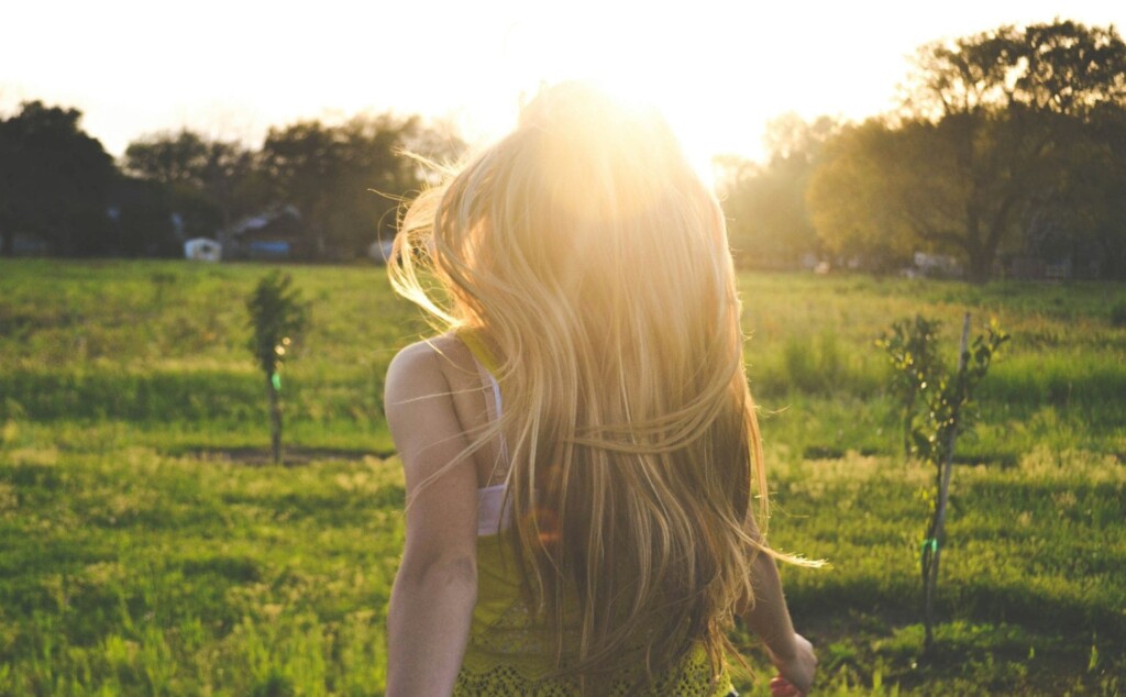 光の方へ歩いていく女性