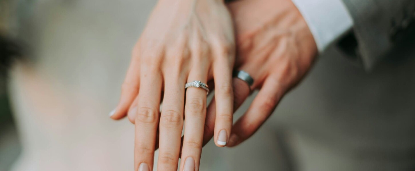 片手を重ねている夫婦