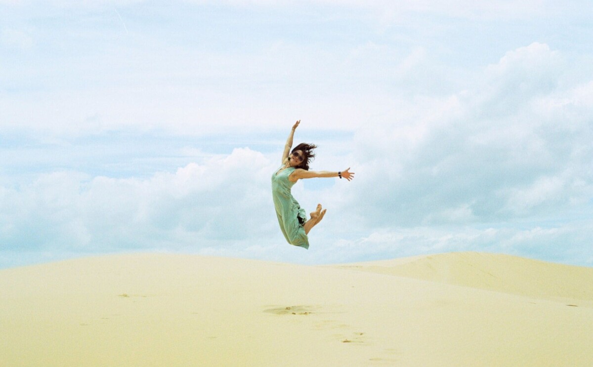 嬉しくて飛び跳ねる女性
