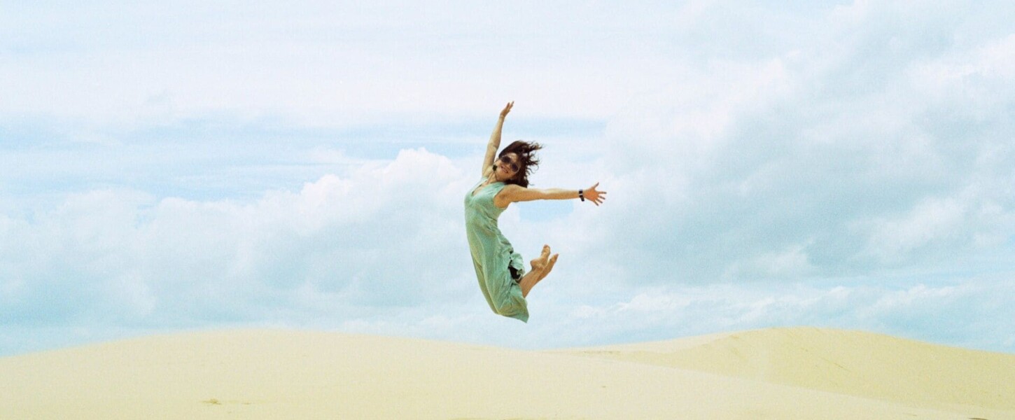 嬉しくて飛び跳ねる女性