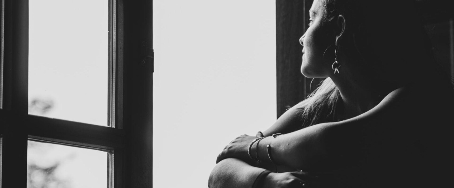 窓の外を見ている女性