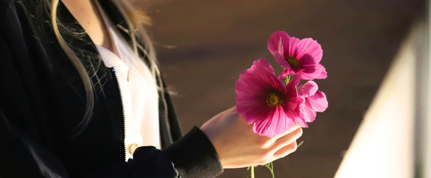 花を持っている女性