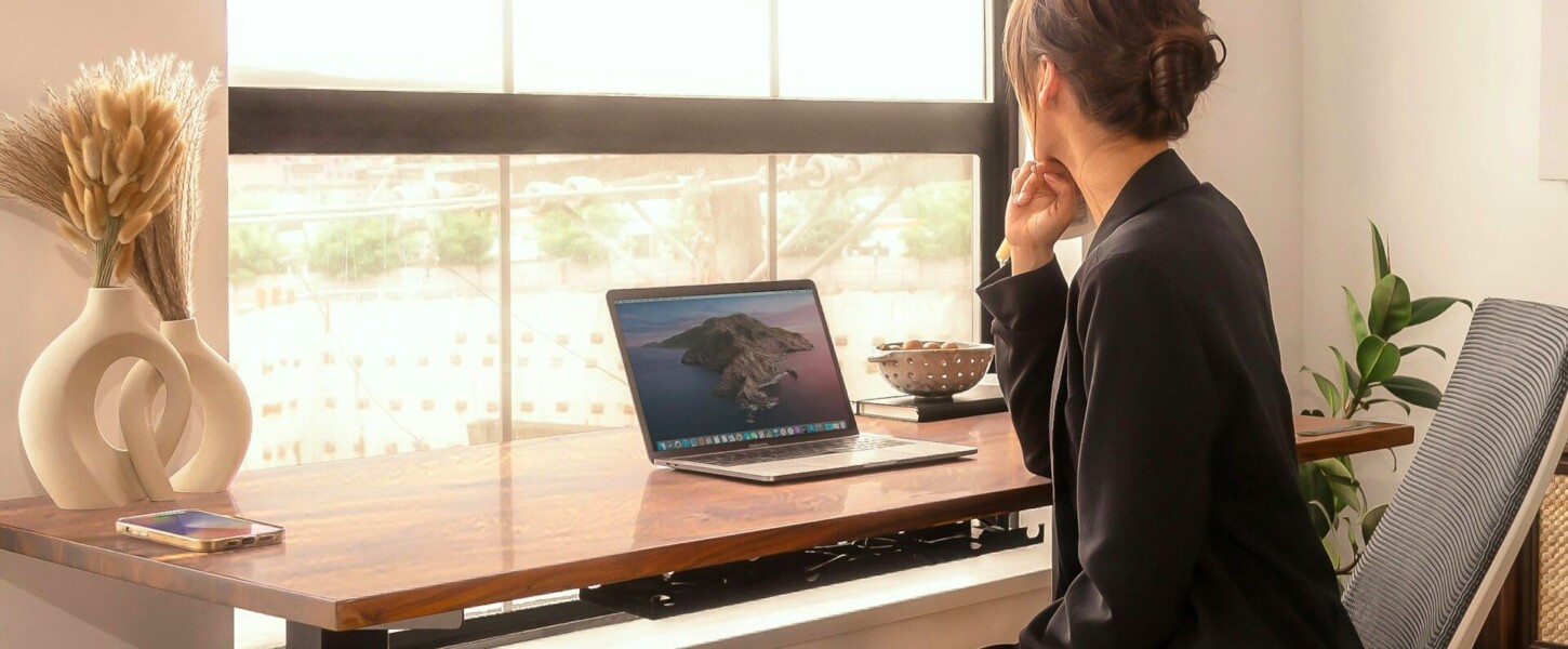 パソコンに向かっている女性