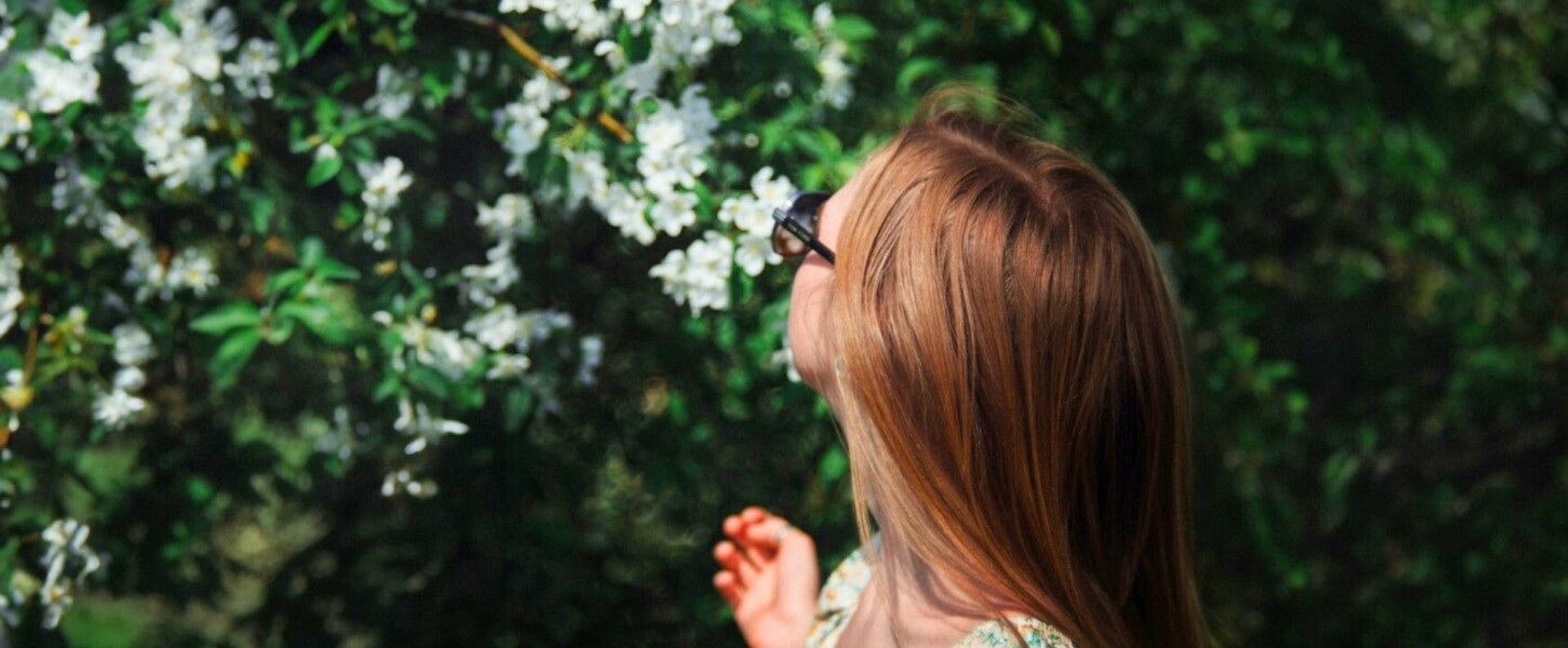 花を見上げている女性