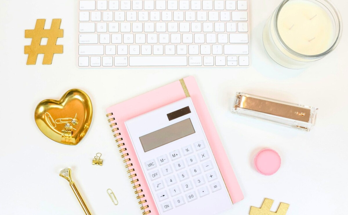 机の上にあるノートや電卓やキーボード