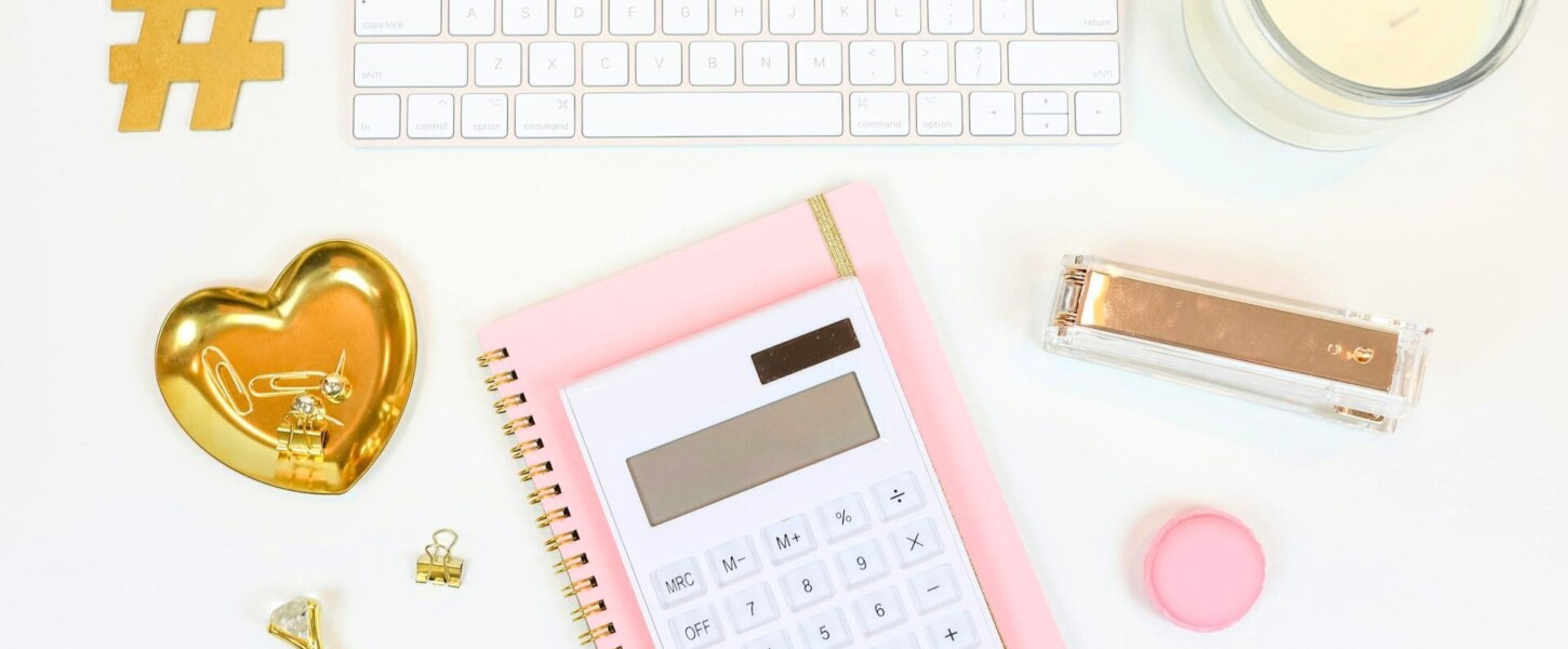 机の上にあるノートや電卓やキーボード