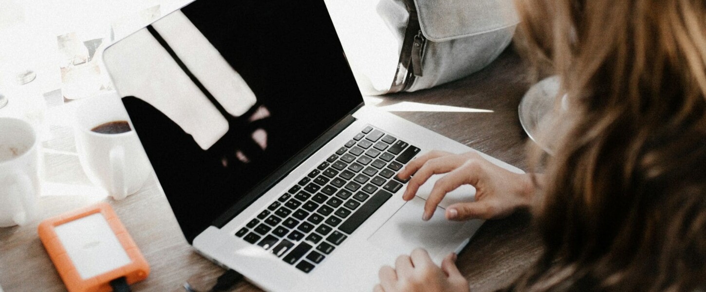 パソコンを使っている女性