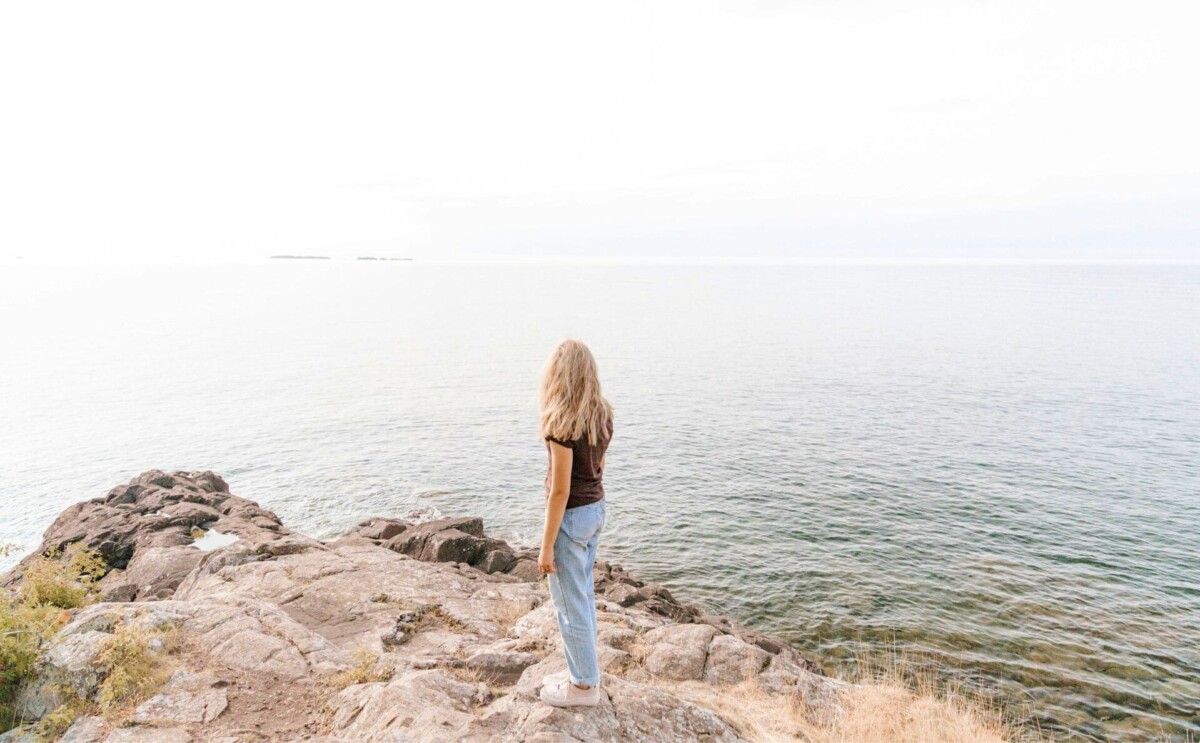 海を見つめる女性