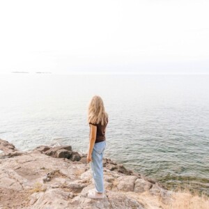 海を見つめる女性