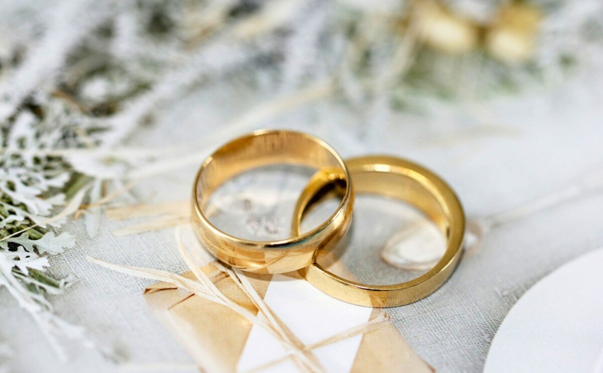 並んでいる結婚指輪