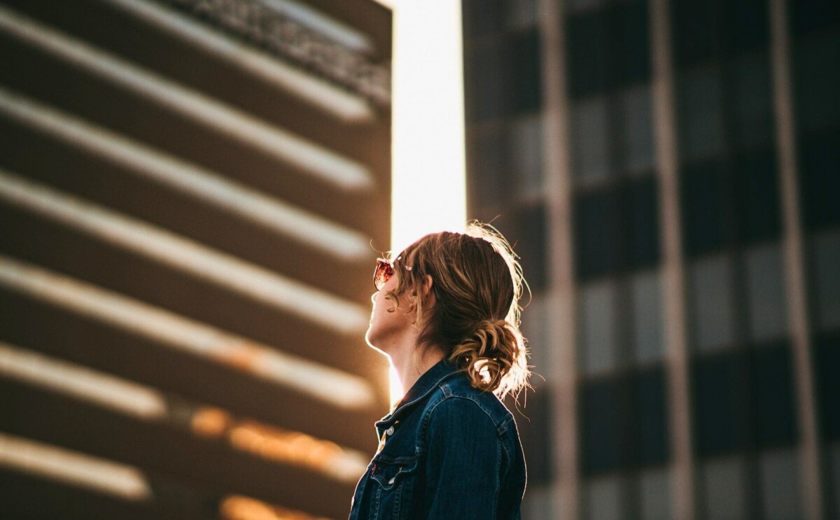 空を見上げている女性