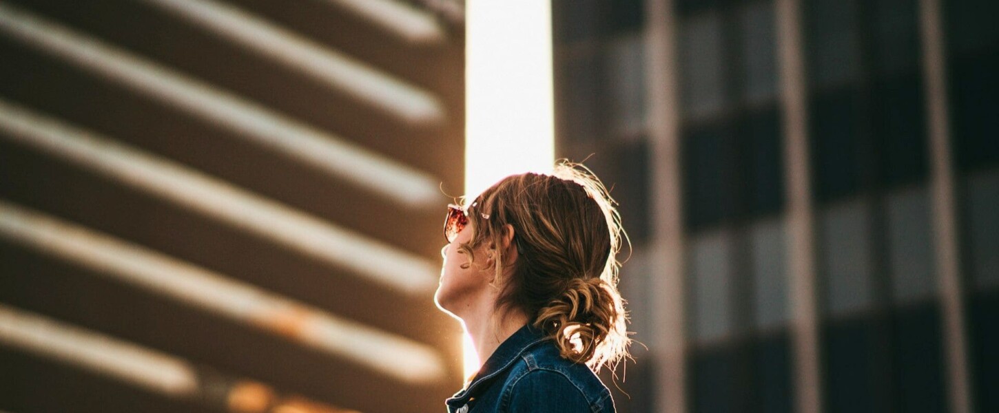 空を見上げている女性