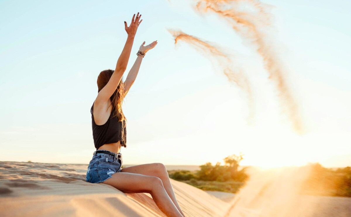 砂を上に巻き上げている女性