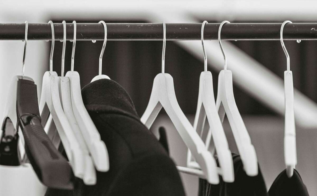 ラックにかかっているハンガー