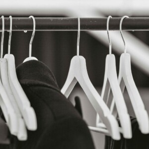 ラックにかかっているハンガー