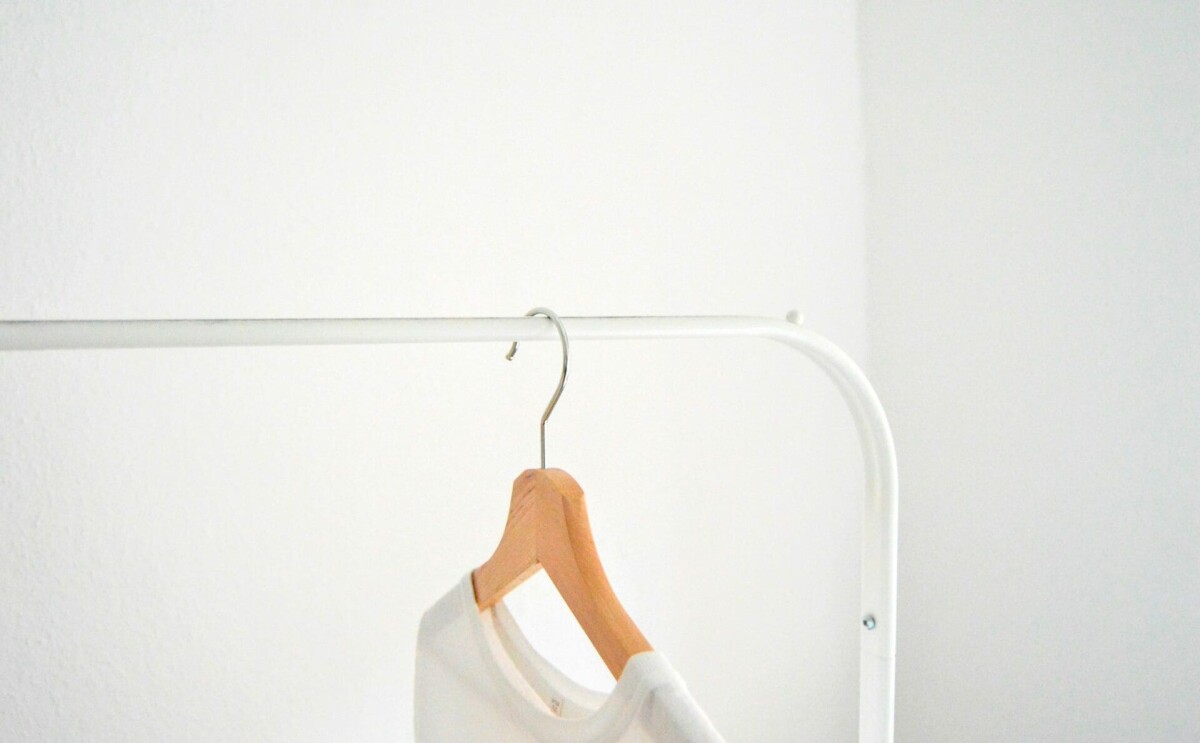 ハンガーにかかっている洋服