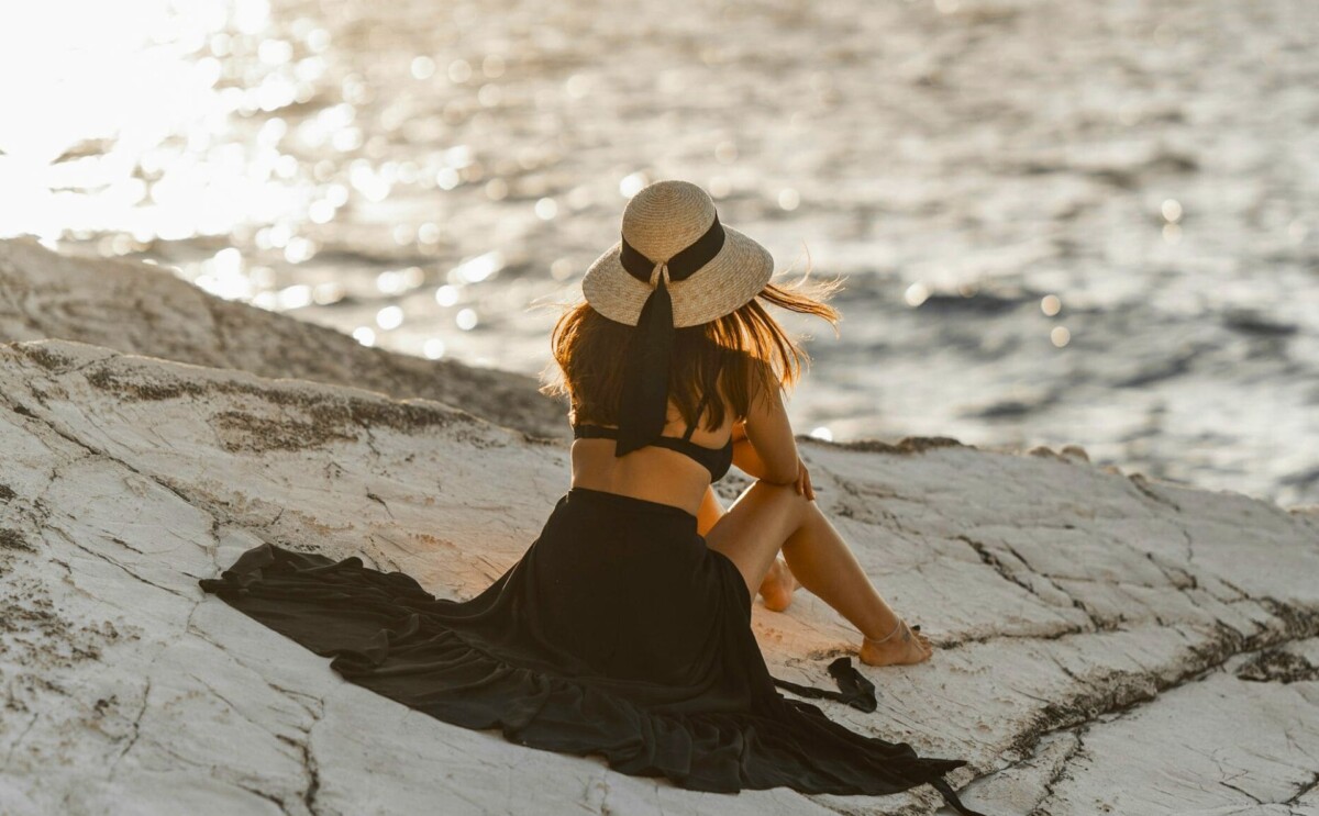 海を眺めている女性