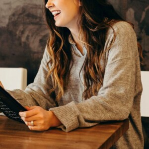 笑っている女性